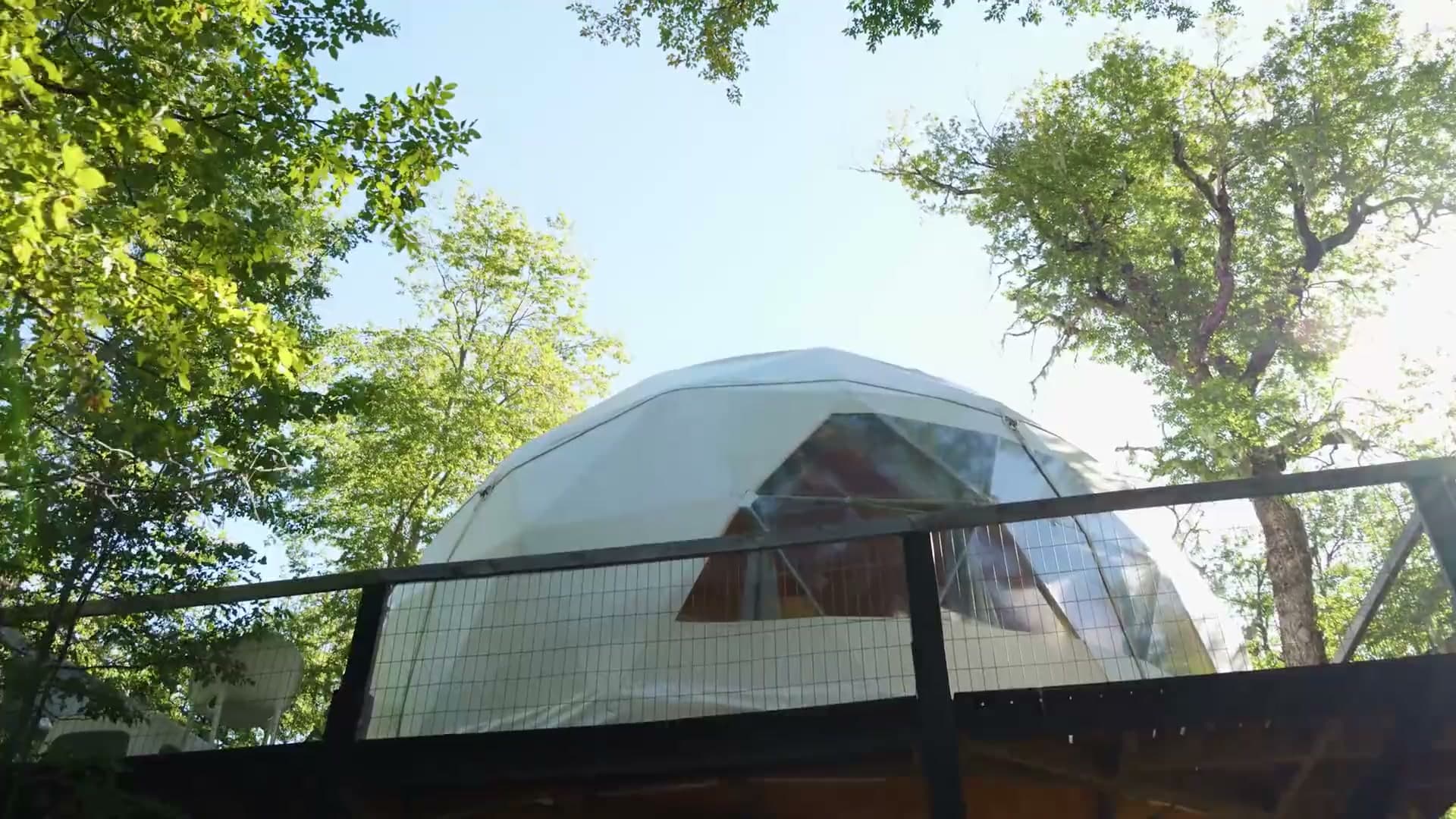 Domos geodésicos TreePod en el bosque nativo de Valle Las Trancas